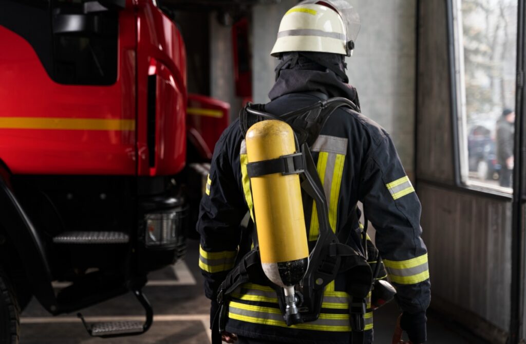 Pożar poddasza w wielorodzinnym budynku w Lubaniu – interwencja służb ratowniczych