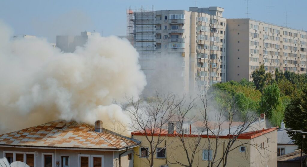 Pożar składowiska odpadów na osiedlu przy ulicy Fabrycznej: Drewniana konstrukcja dachu nie do ocalenia