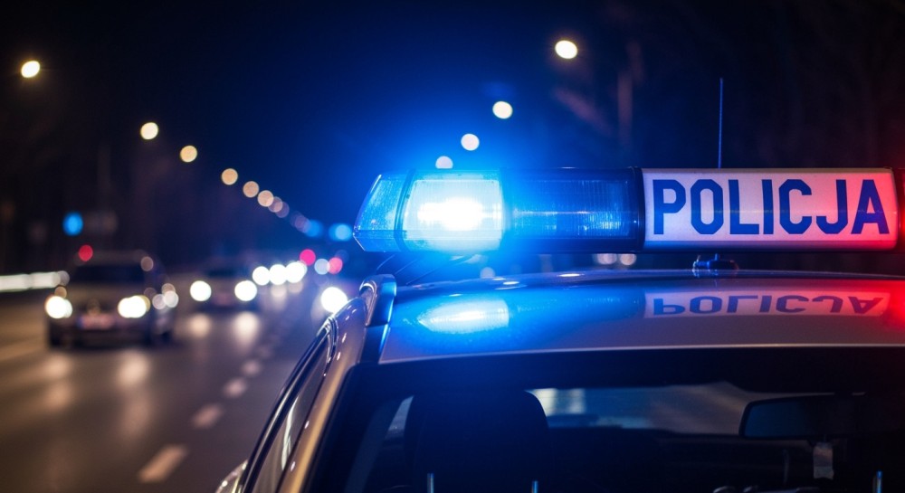 POLICJA ZATRZYMAŁA 74-LATKA Z ZARZUTEM USZKODZENIA CIAŁA I NIELEGALNEGO POSIADANIA ALKOHOLU I PAPIEROSÓW